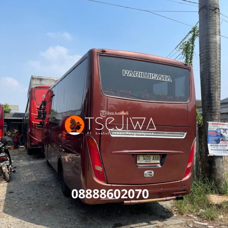 Si Merah Membara: Mengungkap Pesona dan Keajaiban Bus Pariwisata Merah