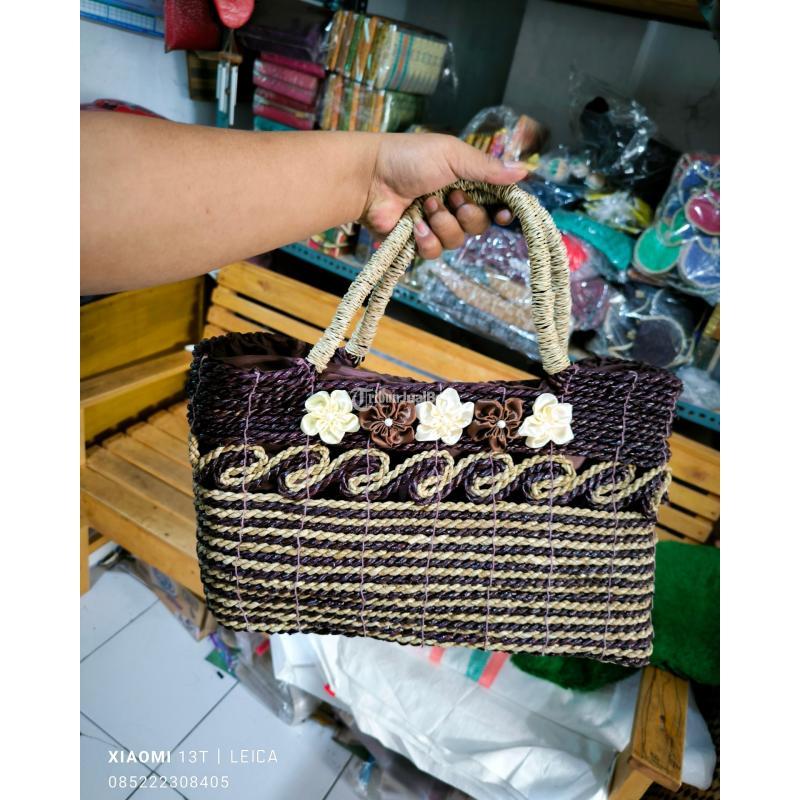 Tas Pandan Bunga Dengan Handle Kayu Natural 2024 - Jakarta Selatan