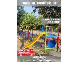 Ayunan Besi Dan Permainan Di Playground - Garut Jawa Barat 