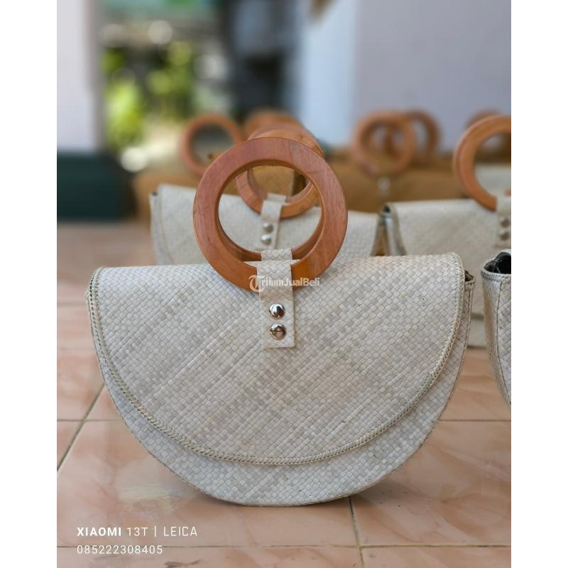 Tas Pandan Setengah Lingkaran Putih - Indragiri Hulu