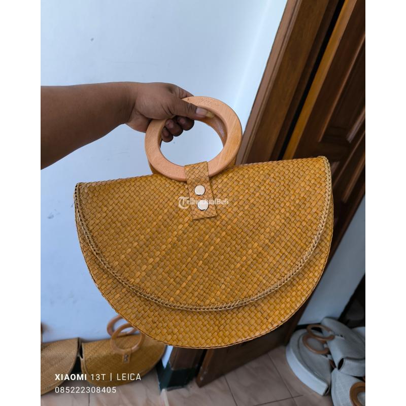 Tas Pandan Setengah Lingkaran Warna Kuning Rotan - Mamuju