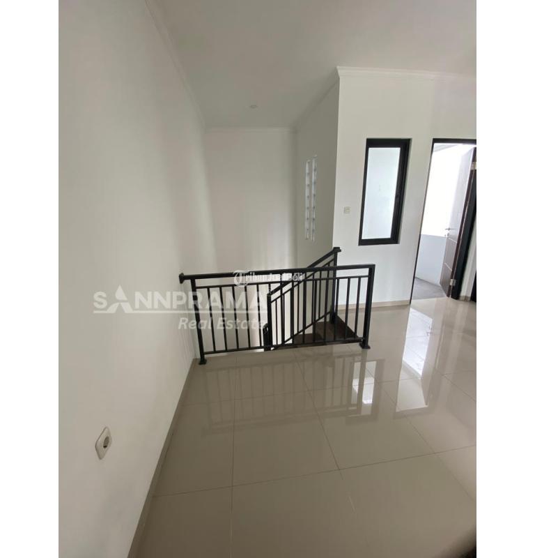 Dijual Townhouse 800 Jutaan 2 Lantai Dekat Mall The Park Sawangan - Depok