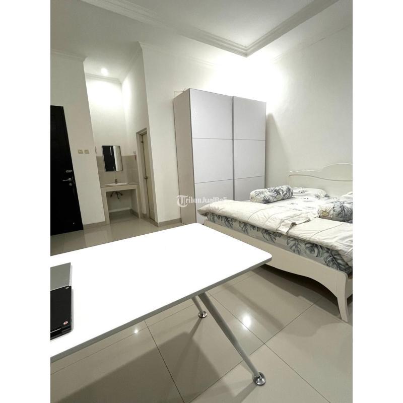 Dijual Rumah 3 Lantai, LT. 85m2, LB. 167m2, SHM, Bebas Banjir, Semi Furnish, Tomang - Jakarta Barat