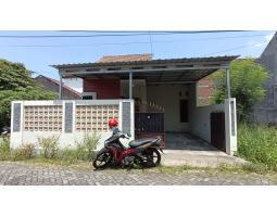 Disewakan Kontrakan Rumah Luas 82 m2 Hook Gentan dekat Mall Luwes - Solo 