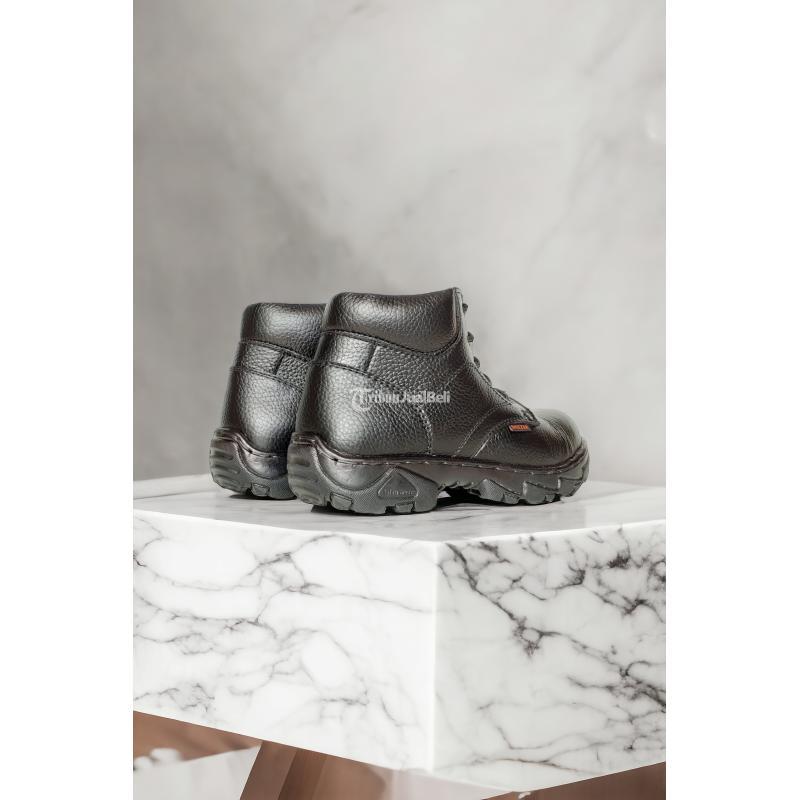 Sepatu Harga Terjang Warna Hitam - Sorong