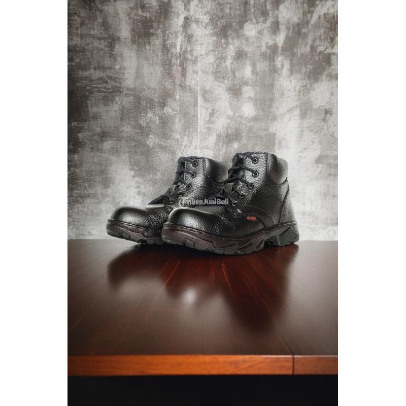 Sepatu Harga Terjang Warna Hitam - Sorong