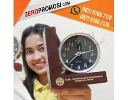 Souvenir Jam Meja Kayu Model L Custom Logo untuk Branding Perusahaan - Tangerang 