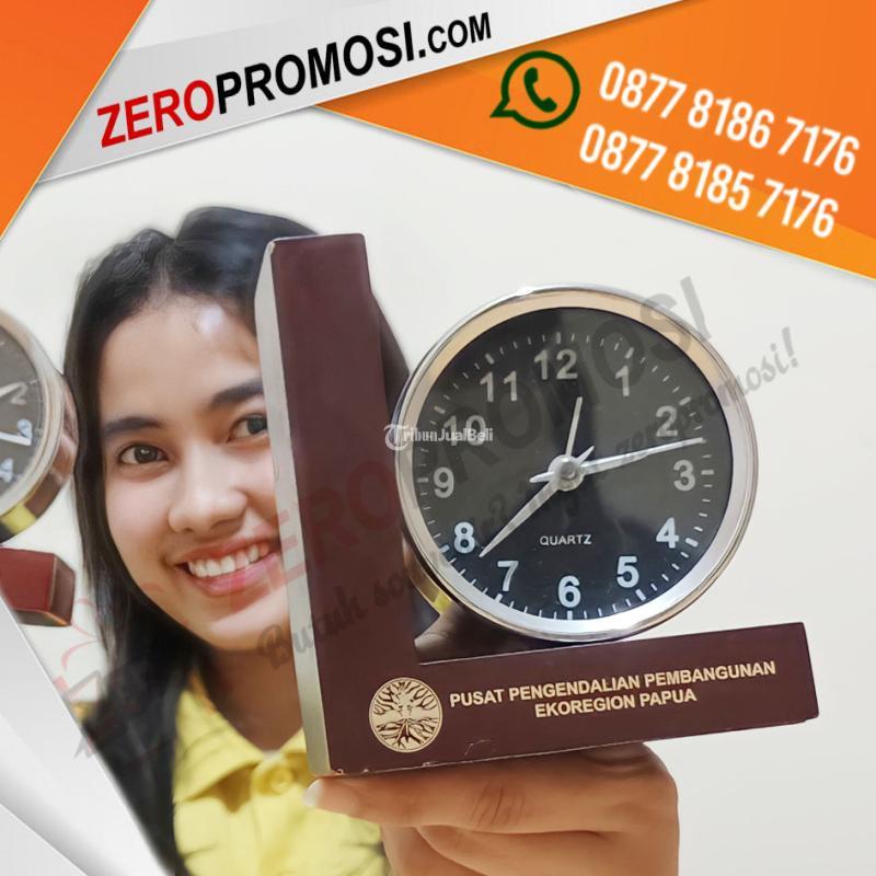 Souvenir Jam Meja Kayu Model L Custom Logo untuk Branding Perusahaan - Tangerang