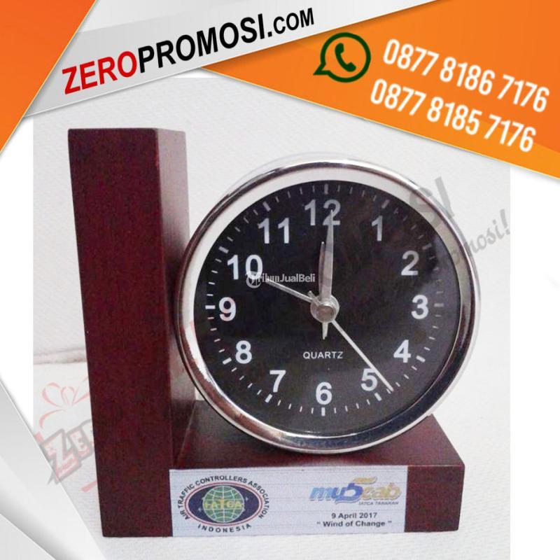 Souvenir Jam Meja Kayu Model L Custom Logo untuk Branding Perusahaan - Tangerang