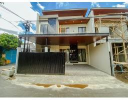 Dijual Rumah 2 Lantai, Lt. 100m2, Lb. 114m2, Shm, Mewah, Hanya 500 Meter Dari Jalan Godean, Sleman - Yogyakarta