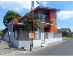 Dijual Rumah 2 Lantai, LT. 194m2, LB. 210m2, SHM, Posisi Hook di Kadirojo, Kalasan, Sleman - Yogyakarta