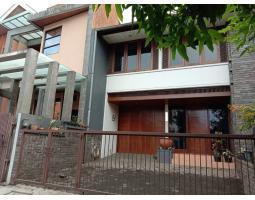 Dijual Rumah, Lt. 210m2, Lb. 200m2, Shm, Full Furnish, Di Setraduta, Dekat Tol Pasteur - Bandung