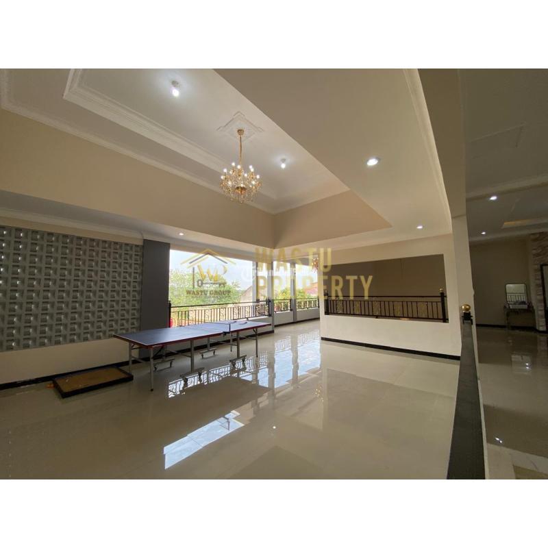 Dijual Rumah Besar, 5KT, 5KM, Kolam Renang Pribadi, Siap Huni, 5 menit Stadion Maguwoharjo, SHM Lengkap, Sleman - Yogyakarta