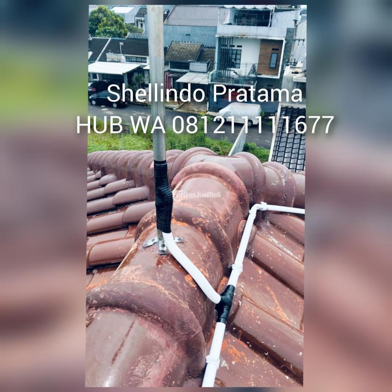 Menyambungkan Palarel Grounding Pasang Penangkal Petir Di Cibubur - Jakarta Timur