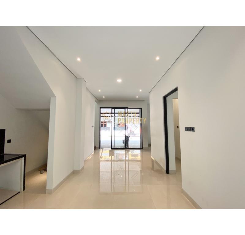 Jual Rumah 2 Lantai Tipe 180 Baru Bonus Kolam Renang Hanya 7 Menit Ke UGM - Sleman