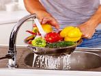 Cara yang Benar Hilangkan Pestisida di Buah & Sayur Bukanlah dengan Dicuci, Melainkan Pakai Bahan Ini