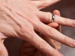 Cincin Nyangkut Dijari? Jangan Panik, Gunakan 4 Cara Ini Agar Mudah Dilepas