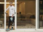 Jadi Pesepak Bola Idaman Banyak Cewek, Begini Penampakan Rumah Mesut Ozil