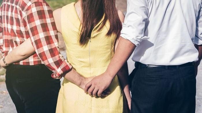 Guruh seks porno Kolbasa bilan onanizm