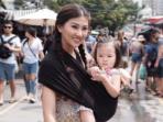 Liburan Tanpa Ruben Onsu, Sarwendah Tetap Tampil Kompak Dengan Putri Kecilnya. Yuk Intip Gaya Pakaiannya