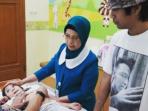 Salut! Meski Dalam Keadaan Panik, Vokalis Ini Antar Anaknya Ke Dokter dengan Atribut Batik Lho