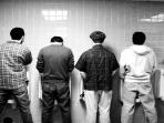 Wajib Diperhatikan! Ini 7 Aturan Tak Tertulis di Toilet Cowok yang Harus Ditaati