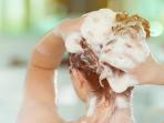 5 Kiat Penting dalam Pemilihan Shampo agar Tak Merusak Kesehatan Rambut Kita