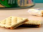 Banyak yang Mungkin Tak Tahu Fungsi dari Lubang yang Ada di Biskuit Krim. Ternyata Peranannya Besar bagi Kualitas Produk 
