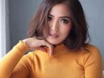 Beda Dari yang Onoh, Gaya Fashion Jessica Iskandar Kali Ini Simpel Banget. Cuma Ratusan Ribu Lho