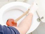 Begini Cara Mudah Atasi Closet Kamar Mandi yang Tersumbat. Cukup Pakai Cairan Murah Meriah Kok!