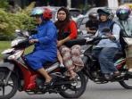 Inilah Posisi yang Benar untuk Wanita Ketika Membonceng Sepeda Motor, Jangan Miring!