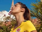 Inilah Sosok Wanita Seksi yang Dipercaya Untuk Promosikan Jersey Terbaru Timnas Kolombia. Paras Cantiknya Bikin Cowok Gemetar!
