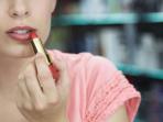 Jika Tak Mau Hal Mengerikan Terjadi, Stop Kebiasaan Mencoba Lipstik Di Toko Kosmetik. Sudah Ada Korbanya Lho!