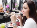 Makin Tajir Setelah Pisah dengan Ahmad Dhani, Maia Estianty Tampil Glamour Menenteng Clutch Bag Harga Selangit!