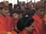 Tak Terduga, Ini Alasan Kenapa Keluarga Presiden Jokowi Pakai Baju Warna Cerah Saat Prosesi Siraman Kahiyang Ayu