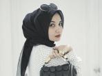 Wahh, Hijab yang Dipakai Zaskia Sungkar Ini Bikin Banyak Perempuan Iri Lho. Tertarik?