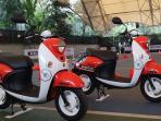 Walau Mirip Motor Matik Fino, Ini Dia yang Bikin Skuter Listrik Yamaha Berbeda