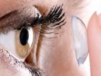 Bikin Mata Iritasi, Ini Kesalahan Yang Sering Kamu Lakukan Ketika Pakai Kontak Lensa!