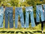 Ini Dampak Buruk yang Akan Kamu Rasakan Saat Malas Mencuci Celana Jeans. Nomor 3 Cukup Mengerikan!