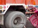 Masih Berani Sama Ibumu? Potret Ibu yang Bekerja Sebagai Mekanik Truk Ini Akan Membuatmu Luluh Hati