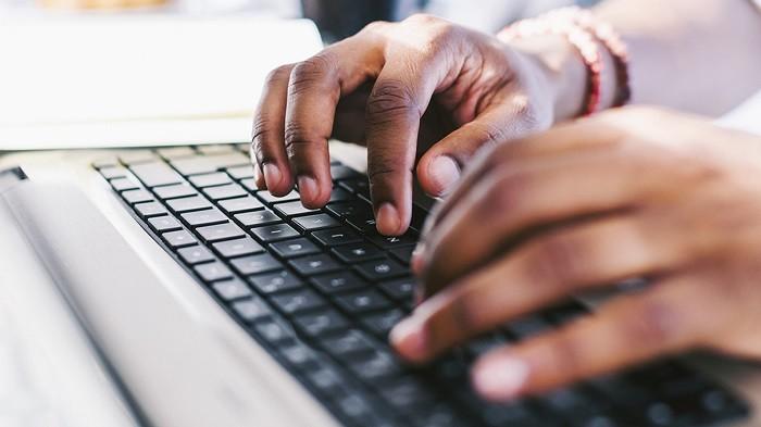 Mengapa Abjad di Keyboard Sengaja Dibuat Tak Beraturan? Ternyata ini Alasannya