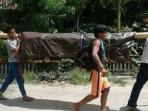 Miris, Tak Mampu Bayar Transportasi, Jenasah Ini Dibawa Gotong Royong Selama Seharian