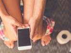 Punya Kebiasan Main HP Saat Di Kamar Mandi? Segera Hentikan Sebelum Hal Mengerikan Ini Terjadi