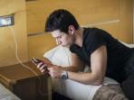 Segera Hentikan Kebiasaan Isi Baterai Ponsel Saat Tidur Malam. Berikut Penjelasannya
