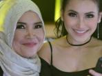 Tak Kalah dari Si Anak, Ibunda Ayu Ting Ting Tampil Kece Bak Nenek Gaul Zaman Now. Netter: Kok Gayanya ...