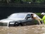 Demi Hidup, Wanita Ini Lakukan Hal Tak Terduga Saat Mobilnya Terjebak Banjir