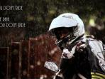 Kamu Seorang Bikers? Simak 3 Tips Berkendara Saat Hujan Berikut Ini Biar Selamat di Jalan