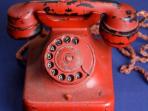 Telepon Merah Dengan Simbol Langka Milik Pria Ini Dilelang Laku 3,24 Miliar 