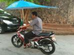 Bikin Ngakak! Motor Ini Menggunakan Payung Saat di Jalan, Terbang Gak Ya?