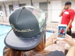Kece! Hanya Butuh Sinar Matahari, Topi Ini Bisa Isi Ulang Baterai Smartphonemu Loh